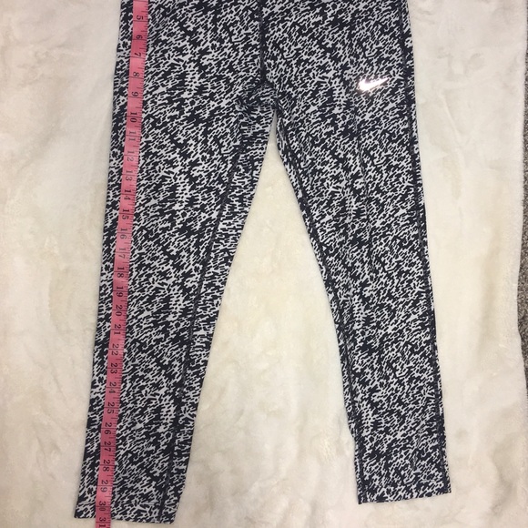 Nike Drifit Crop Black & White Print Legging Size Medium - Picture 6 of 7